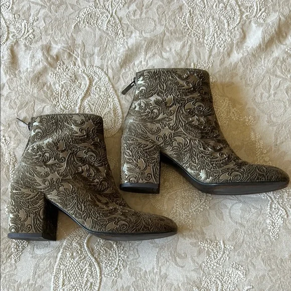 Stuart Weitzman Green Ankle Booties with Rounded Toe - Picture 6 of 14